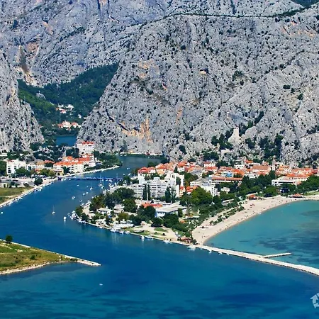 A1 - Apt W Patio Just 3 Min Walking To The Lägenhet *