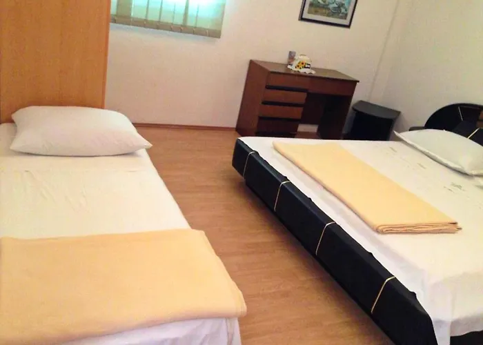 A1 - Apt W Patio Just 3 Min Walking To The Lägenhet